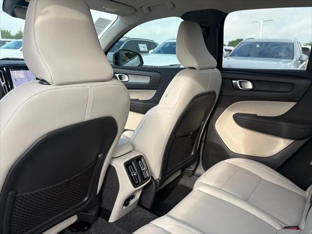 2026 Volvo XC40 Plus, B5 AWD Gas (mild hybrid), Dark