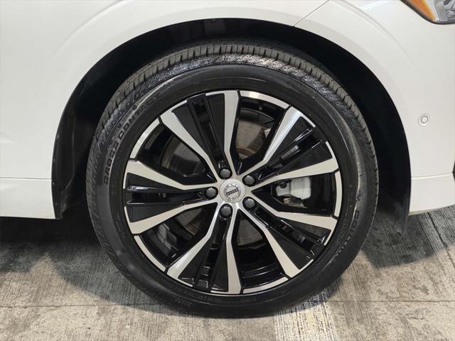 2023 Volvo XC60 Recharge T8 Plus Dark Theme