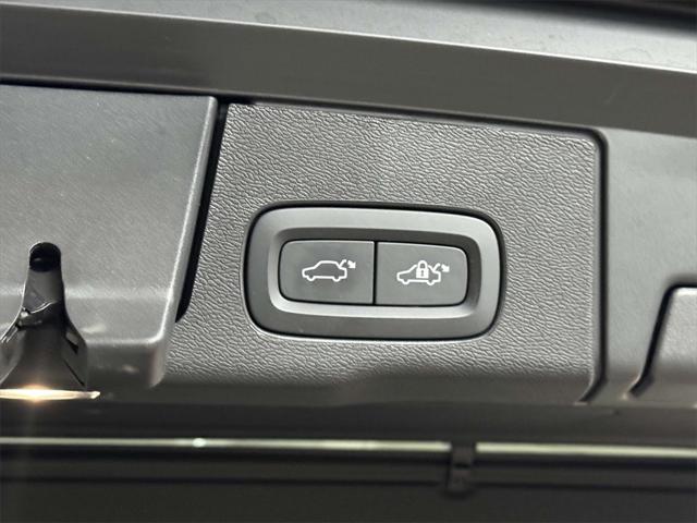 2023 Volvo XC60 Recharge T8 Plus Dark Theme