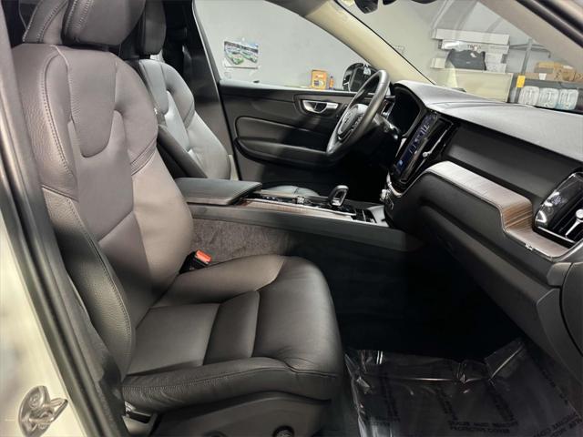 2023 Volvo XC60 Recharge T8 Plus Dark Theme