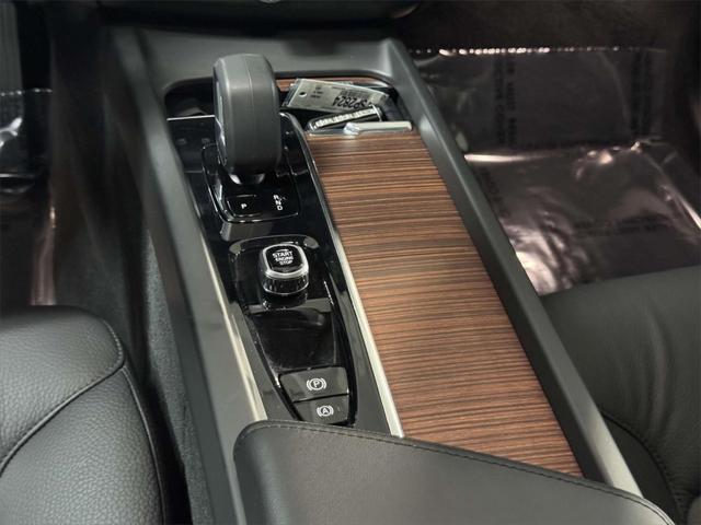 2023 Volvo XC60 Recharge T8 Plus Dark Theme