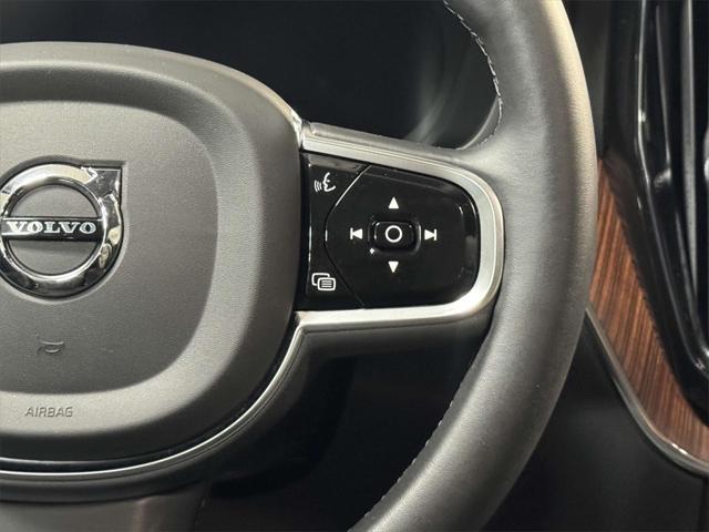 2023 Volvo XC60 Recharge T8 Plus Dark Theme