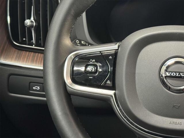 2023 Volvo XC60 Recharge T8 Plus Dark Theme
