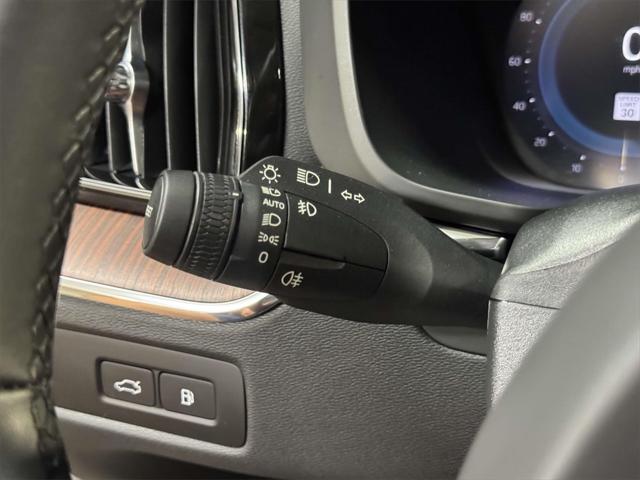 2023 Volvo XC60 Recharge T8 Plus Dark Theme
