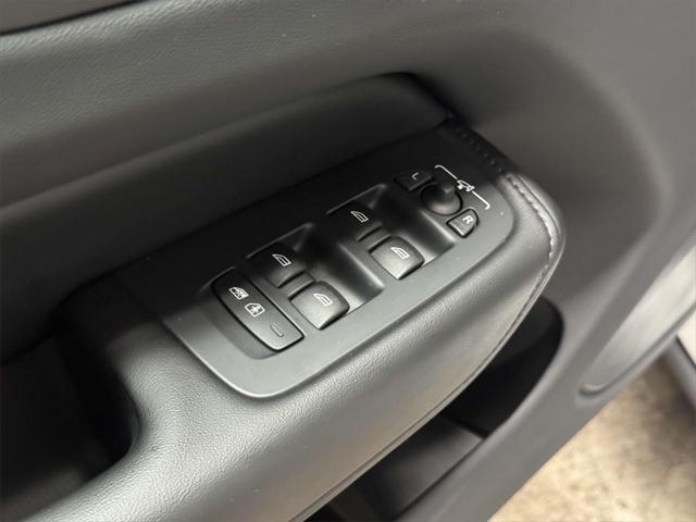 2023 Volvo XC60 Recharge T8 Plus Dark Theme