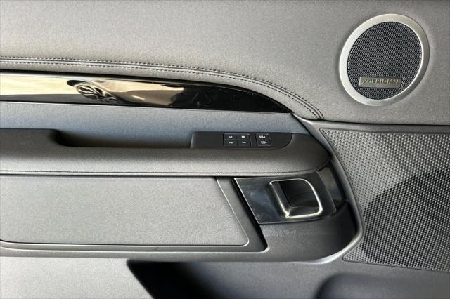 2025 Land Rover Discovery P300 S