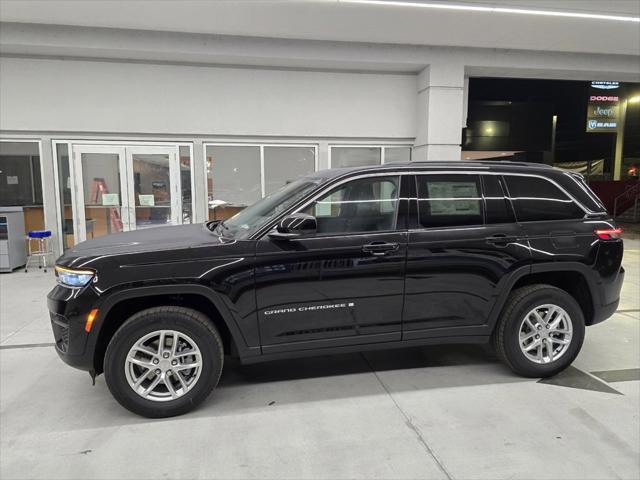 2025 Jeep Grand Cherokee GRAND CHEROKEE LAREDO X 4X4