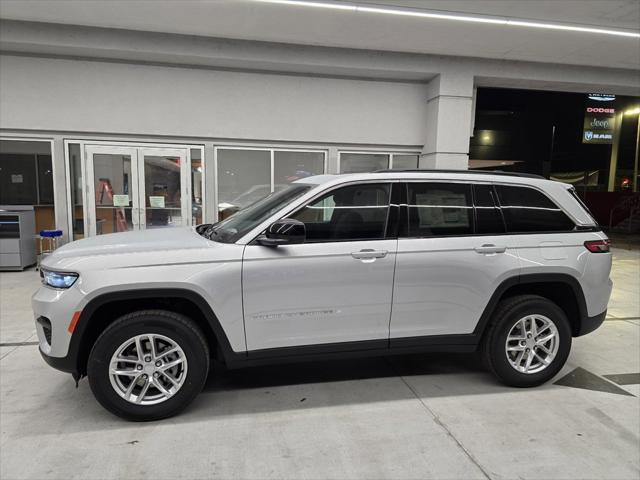 2025 Jeep Grand Cherokee GRAND CHEROKEE LAREDO X 4X4