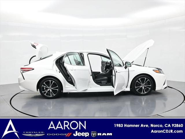2020 Toyota Camry SE Hybrid