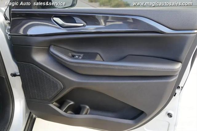 2023 Jeep Grand Cherokee L Altitude 4x2