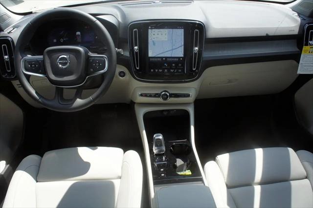 2026 Volvo XC40 Ultra, B5 AWD Gas (mild hybrid), Dark