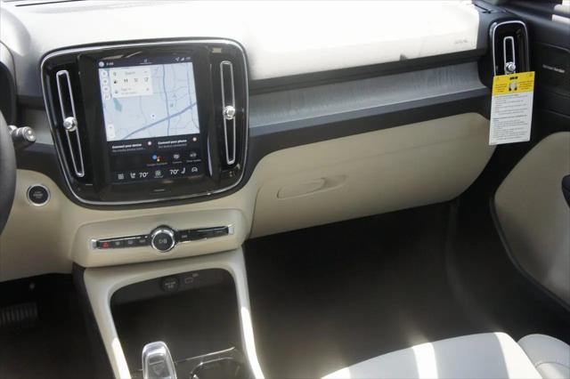 2026 Volvo XC40 Ultra, B5 AWD Gas (mild hybrid), Dark