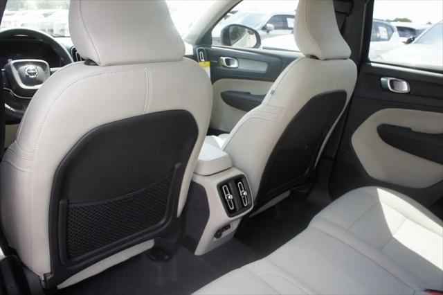 2026 Volvo XC40 Ultra, B5 AWD Gas (mild hybrid), Dark