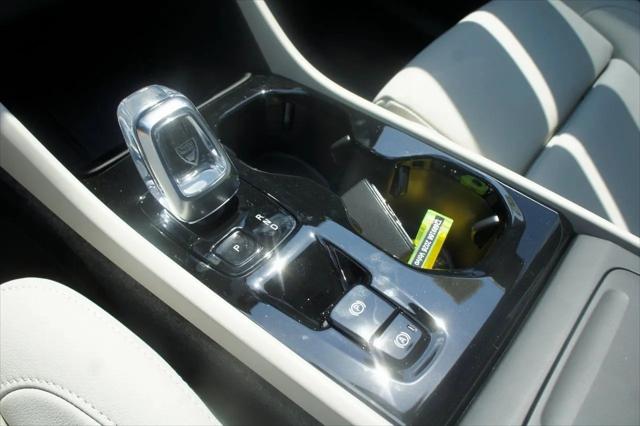 2026 Volvo XC40 Ultra, B5 AWD Gas (mild hybrid), Dark
