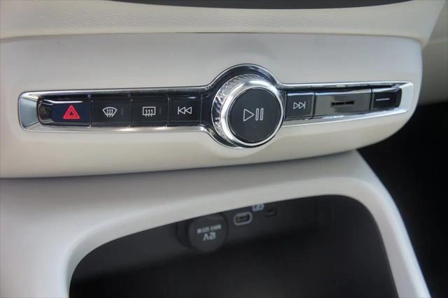 2026 Volvo XC40 Ultra, B5 AWD Gas (mild hybrid), Dark