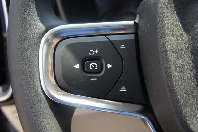 2026 Volvo XC40 Ultra, B5 AWD Gas (mild hybrid), Dark