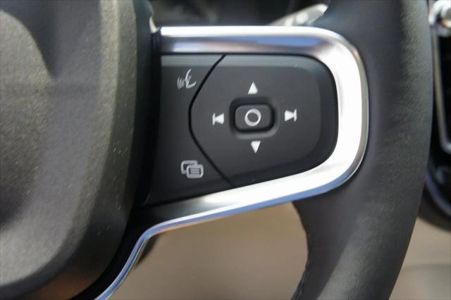 2026 Volvo XC40 Ultra, B5 AWD Gas (mild hybrid), Dark