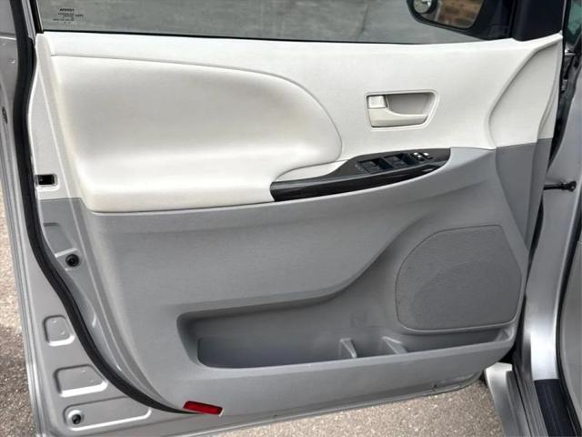 2012 Toyota Sienna LE V6 8 Passenger