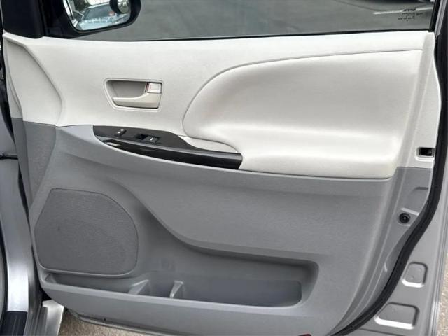 2012 Toyota Sienna LE V6 8 Passenger