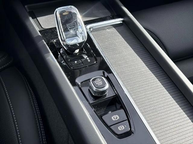 2026 Volvo XC60 Plug-In Hybrid Black Edition Ultra, T8 AWD Electric/Gasoline, Dark