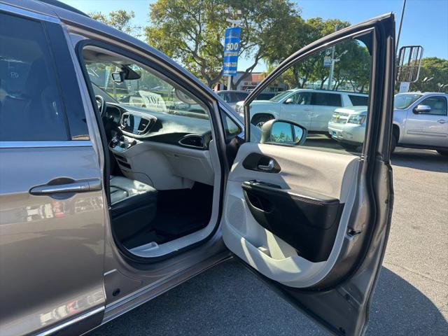 2017 Chrysler Pacifica Touring-L