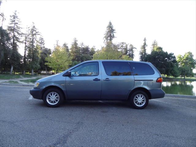 2000 Toyota Sienna CE