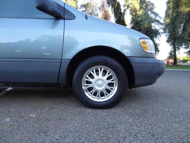2000 Toyota Sienna CE