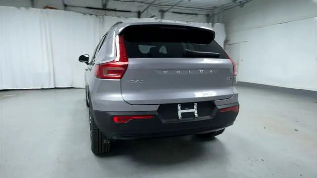 2026 Volvo XC40 Ultra, B5 AWD Gas (mild hybrid), Dark