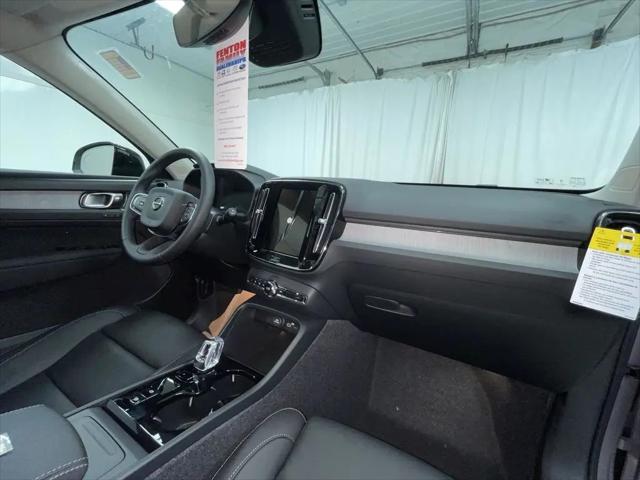 2026 Volvo XC40 Ultra, B5 AWD Gas (mild hybrid), Dark