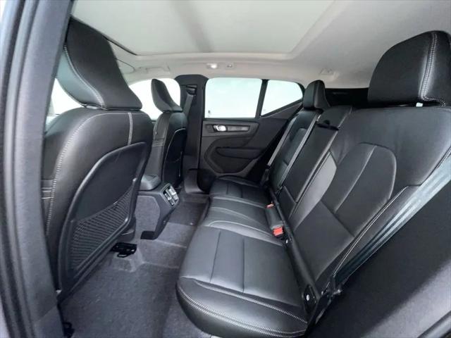 2026 Volvo XC40 Ultra, B5 AWD Gas (mild hybrid), Dark