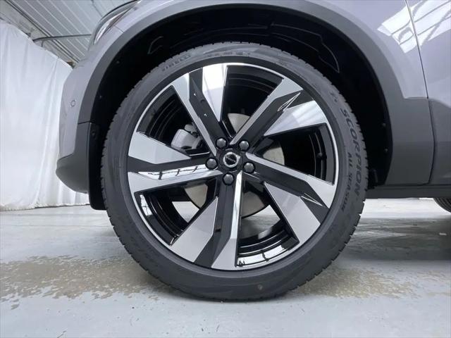 2026 Volvo XC40 Ultra, B5 AWD Gas (mild hybrid), Dark