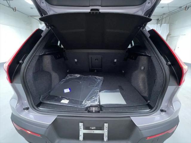 2026 Volvo XC40 Ultra, B5 AWD Gas (mild hybrid), Dark