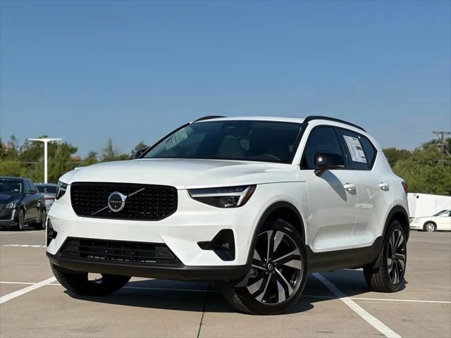 2026 Volvo XC40 Plus, B4 FWD Gas (mild hybrid), Dark