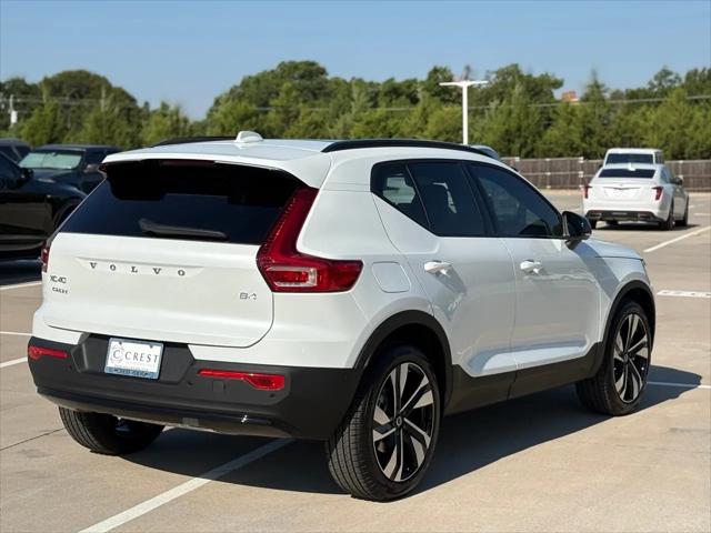 2026 Volvo XC40 Plus, B4 FWD Gas (mild hybrid), Dark