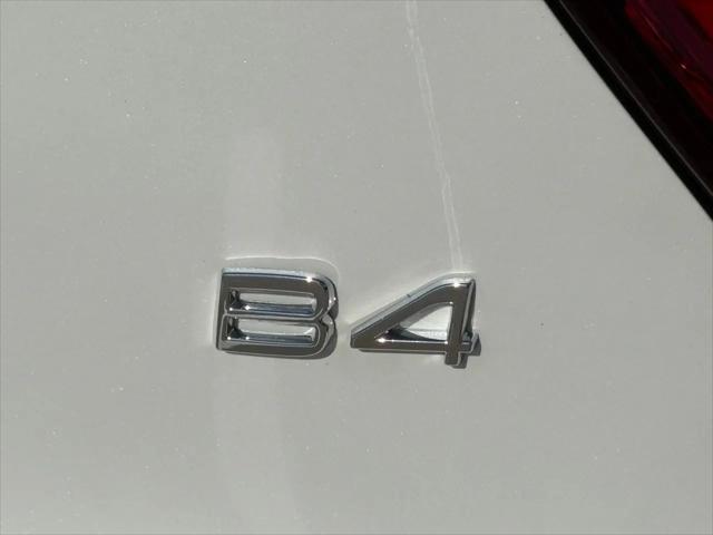 2026 Volvo XC40 Plus, B4 FWD Gas (mild hybrid), Dark