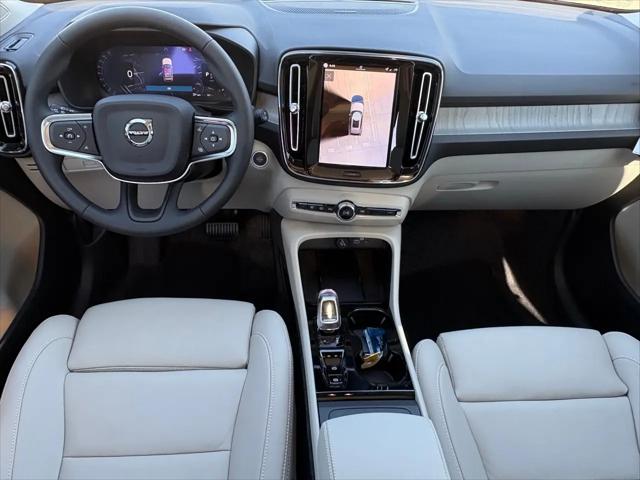 2026 Volvo XC40 Plus, B4 FWD Gas (mild hybrid), Dark