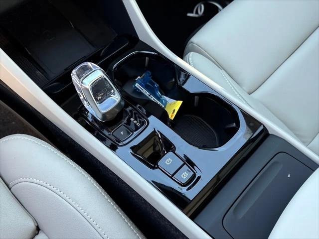 2026 Volvo XC40 Plus, B4 FWD Gas (mild hybrid), Dark