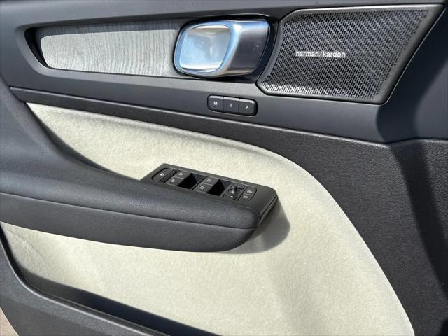 2026 Volvo XC40 Plus, B4 FWD Gas (mild hybrid), Dark