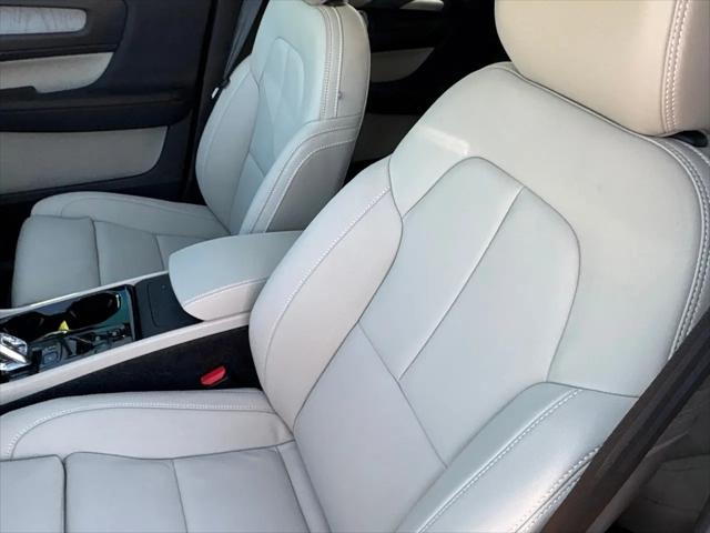 2026 Volvo XC40 Plus, B4 FWD Gas (mild hybrid), Dark