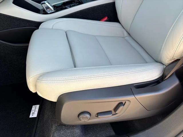 2026 Volvo XC40 Plus, B4 FWD Gas (mild hybrid), Dark