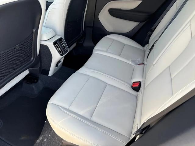 2026 Volvo XC40 Plus, B4 FWD Gas (mild hybrid), Dark