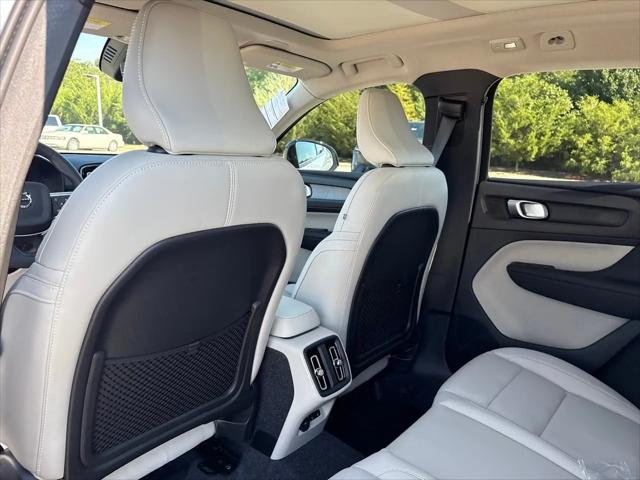 2026 Volvo XC40 Plus, B4 FWD Gas (mild hybrid), Dark