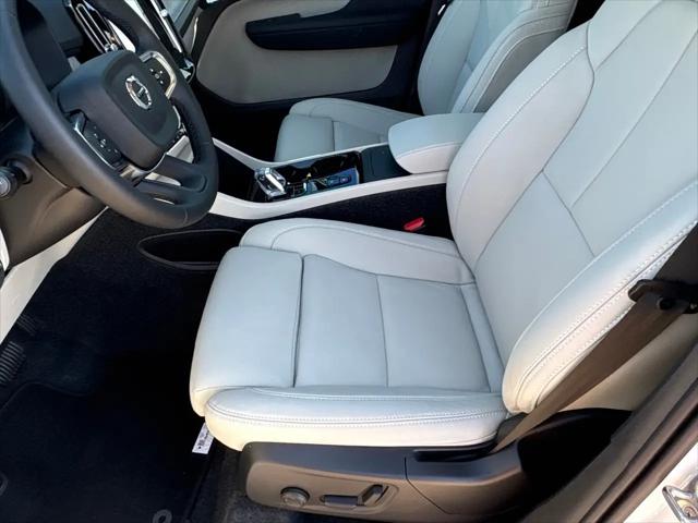 2026 Volvo XC40 Plus, B4 FWD Gas (mild hybrid), Dark