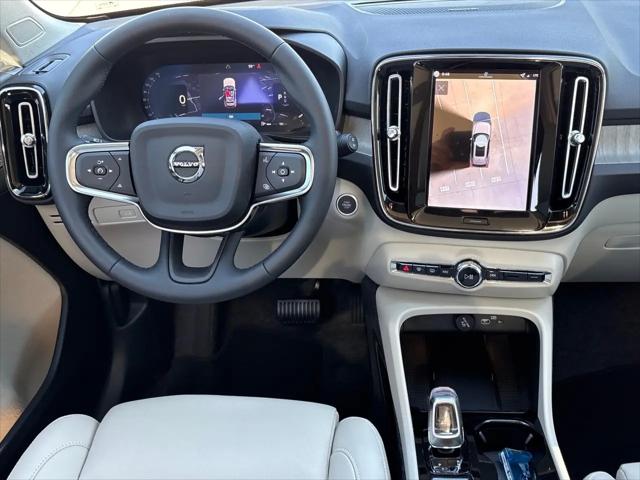 2026 Volvo XC40 Plus, B4 FWD Gas (mild hybrid), Dark