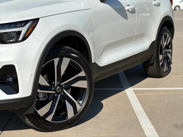 2026 Volvo XC40 Plus, B4 FWD Gas (mild hybrid), Dark