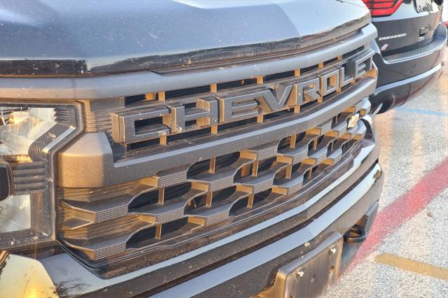 2023 Chevrolet Silverado 1500 4WD Crew Cab Short Bed Custom