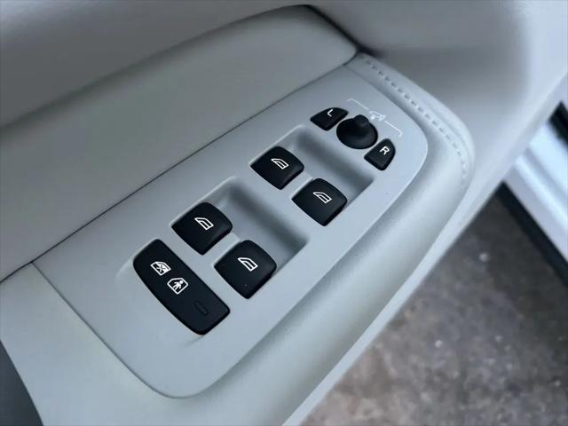 2026 Volvo XC60 Plug-In Hybrid Ultra, T8 AWD Electric/Gasoline, Dark