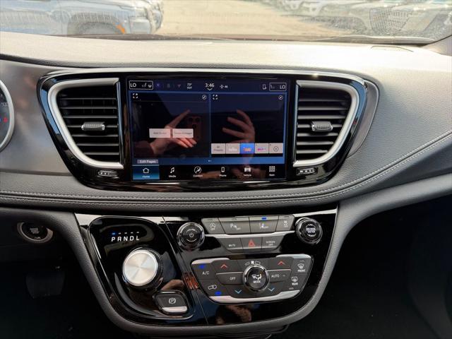 2026 Chrysler Pacifica Select AWD
