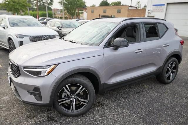 2026 Volvo XC40 Core, B5 AWD Gas (mild hybrid), Dark