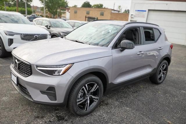 2026 Volvo XC40 Core, B5 AWD Gas (mild hybrid), Dark